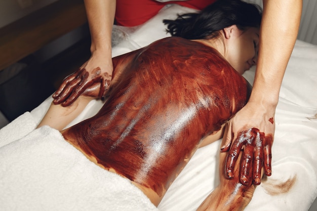 Foto gratuita el doctor masajea a la mujer con un chocolate.