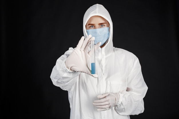 Doctor en una máscara médica. Tema de coronavirus. Aislado sobre fondo blanco. Mujer en traje de protección.
