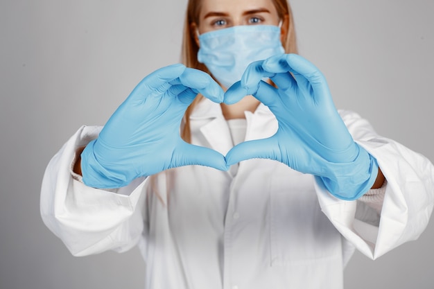 Foto gratuita doctor en una máscara médica. tema de coronavirus. aislado sobre fondo blanco