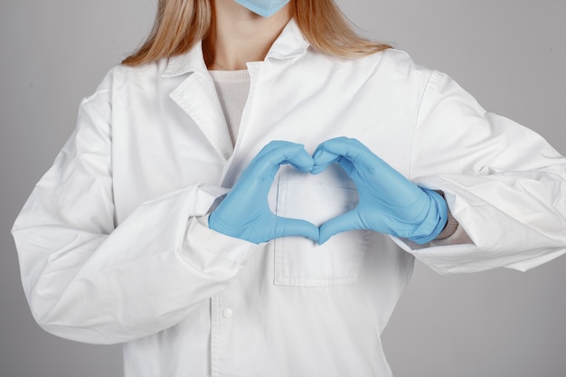 Doctor en una máscara médica. Tema de coronavirus. Aislado sobre pared blanca