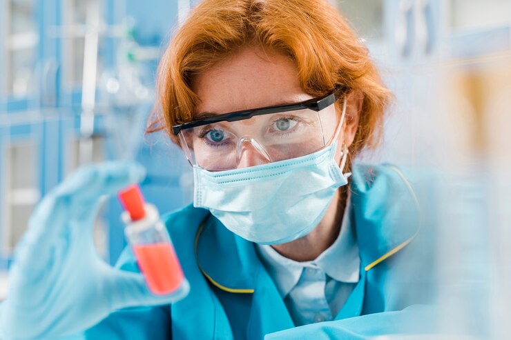 Foto gratuito doctor con máscara mirando una muestra