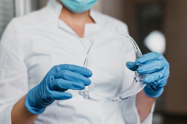 Foto gratuita doctor con una mascarilla en el trabajo