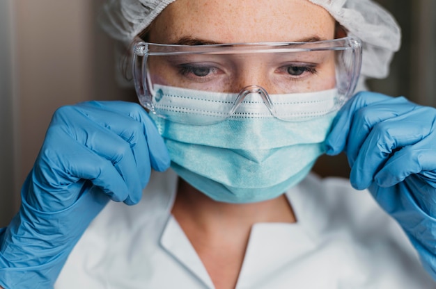 Doctor con una mascarilla en el trabajo