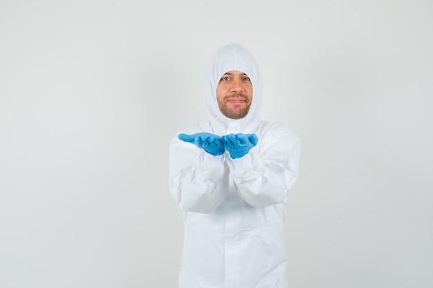 Doctor masculino en traje de protección