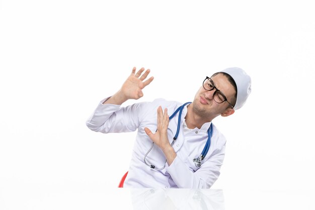 Doctor masculino de vista frontal en traje médico
