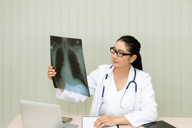 Foto gratuita doctor en medicina examinar película de rayos x