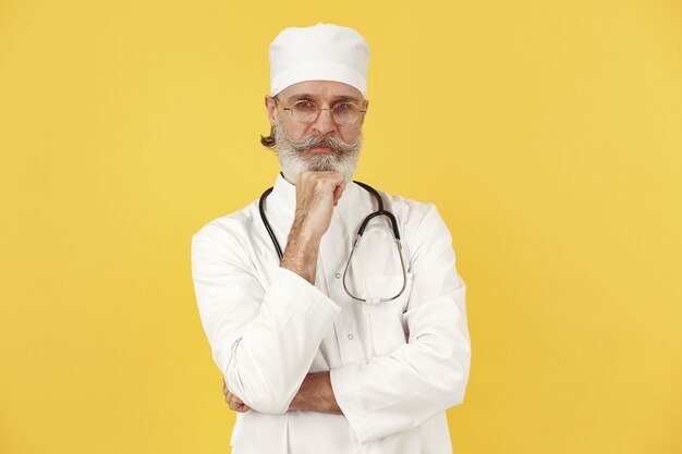 Doctor en medicina sonriente con estetoscopio. Aislado.