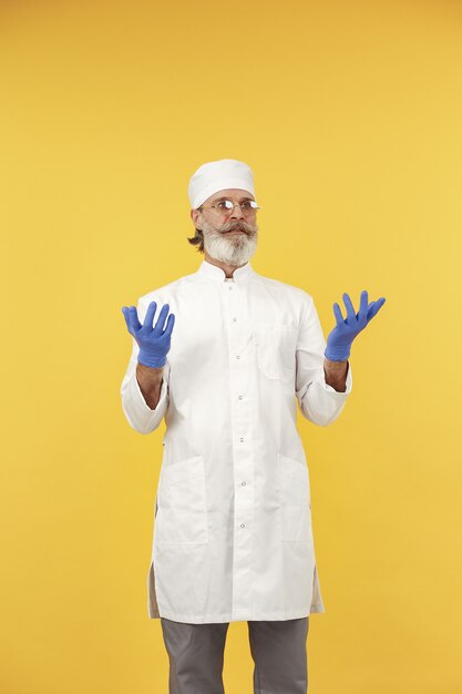 Doctor en medicina sonriente en vasos. Aislado. Hombre en guantes azules.