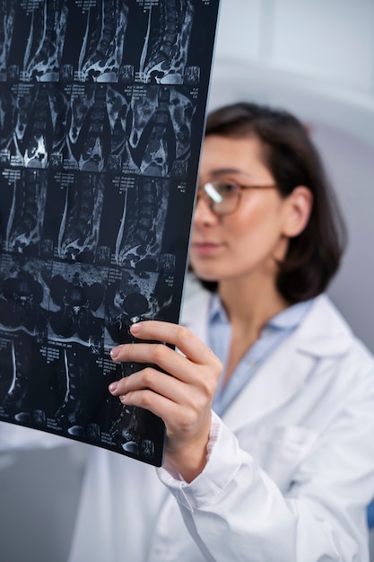 Foto gratuita doctor mirando por encima de la tomografía computarizada