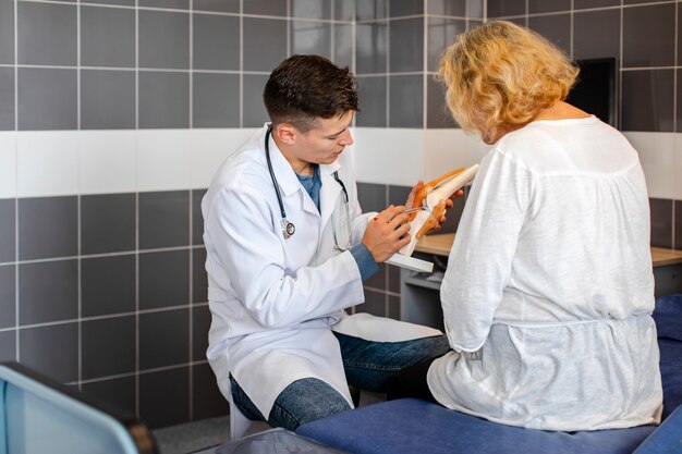 Doctor mostrando las articulaciones óseas a un paciente