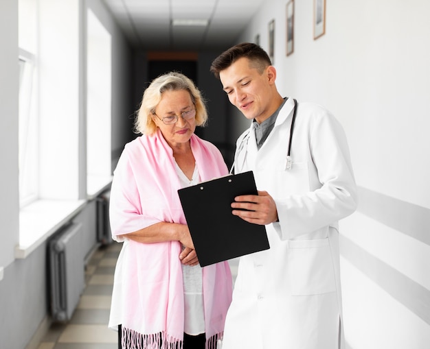 Doctor mostrando resultados médicos al paciente