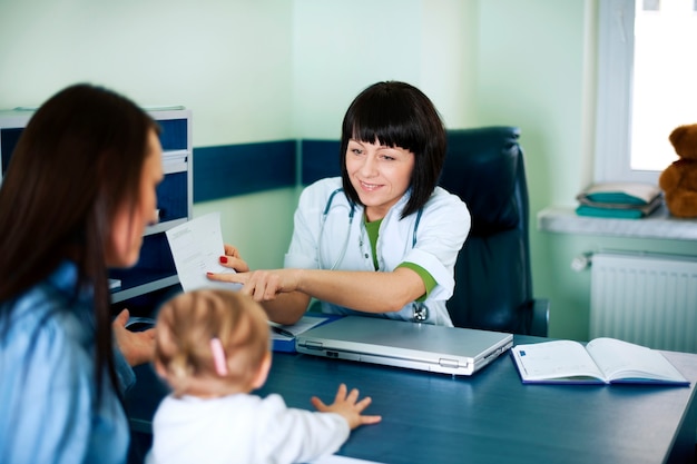 Doctor mostrando resultados médicos