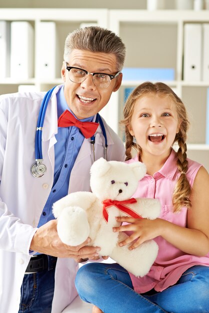 Doctor y niña pequeña riendo
