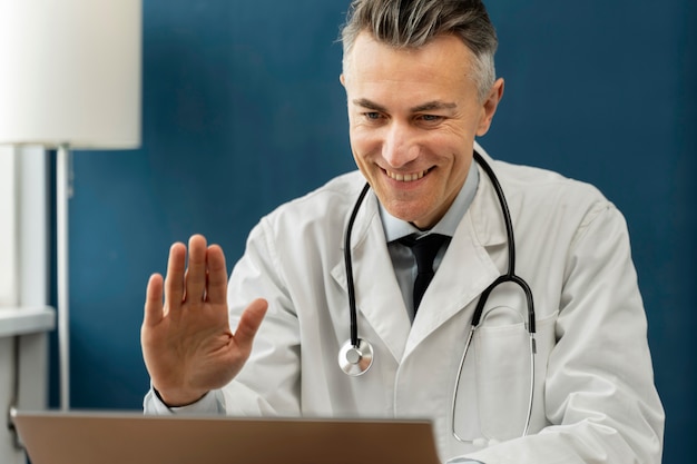 Doctor ofreciendo teleconsulta médica