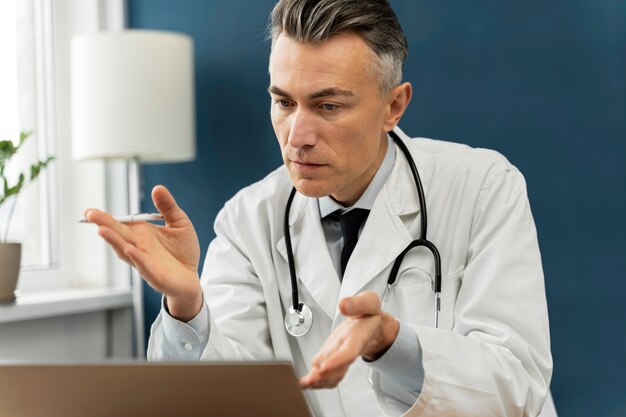 Doctor ofreciendo teleconsulta médica