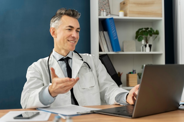 Doctor ofreciendo teleconsulta médica