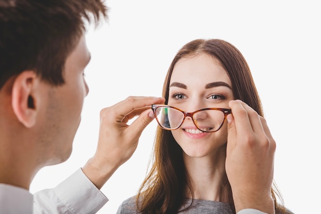 Doctor poner gafas en la mujer