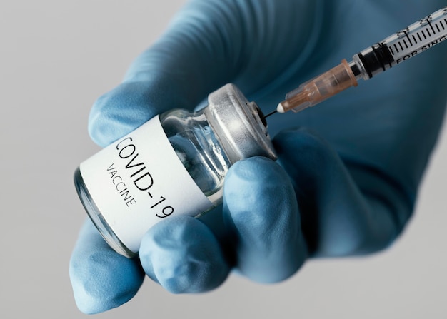 Foto gratuita doctor preparando una vacuna covid-19