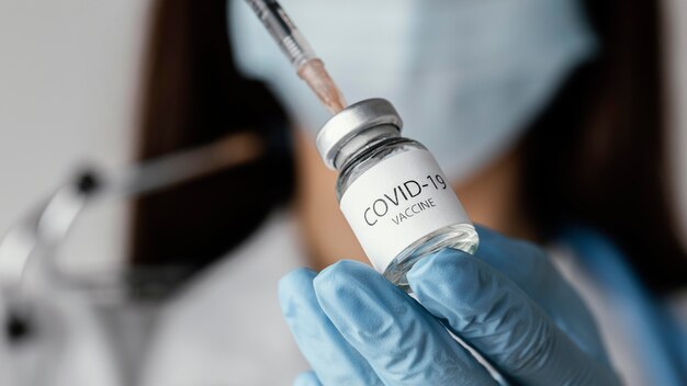 Doctor preparando una vacuna covid-19