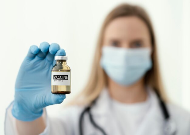 Doctor preparando una vacuna para un paciente