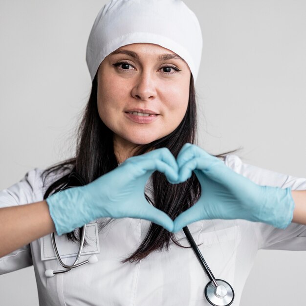 Doctor preparándose para empezar a trabajar