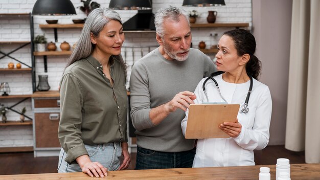 Doctor presentando plan de recuperación