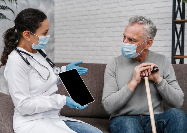 Doctor presentando tratamiento médico a su paciente