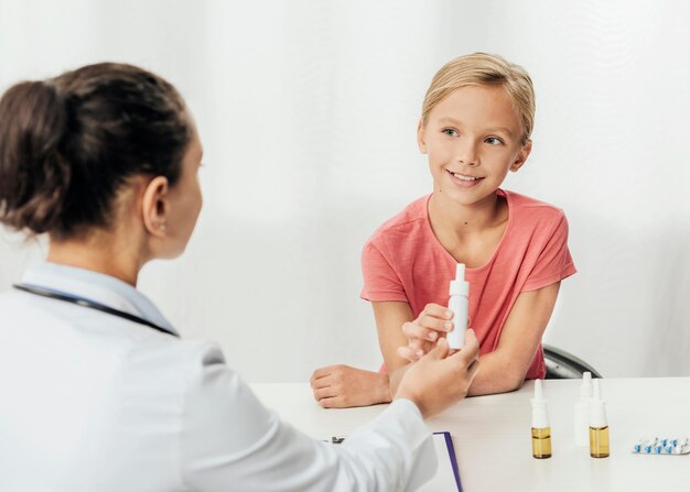 Doctor de primer plano hablando con niña