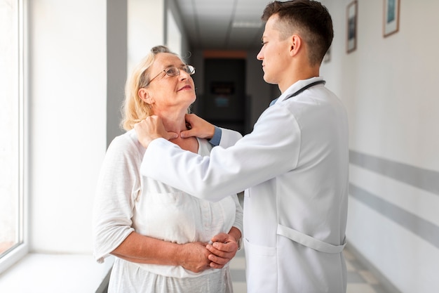 Doctor que consulta a la mujer mayor