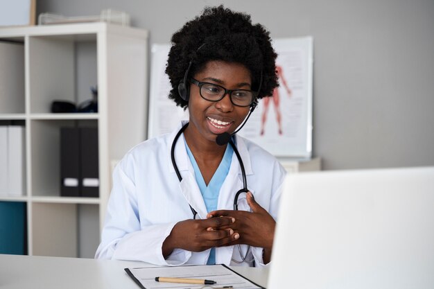 Doctor que trabaja con la vista frontal de la computadora portátil