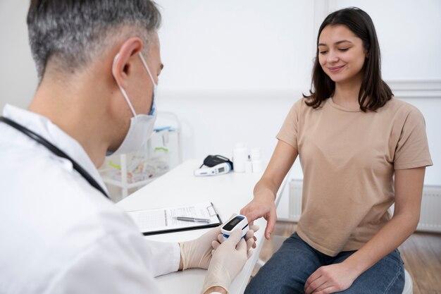 Doctor realizando chequeo médico de rutina