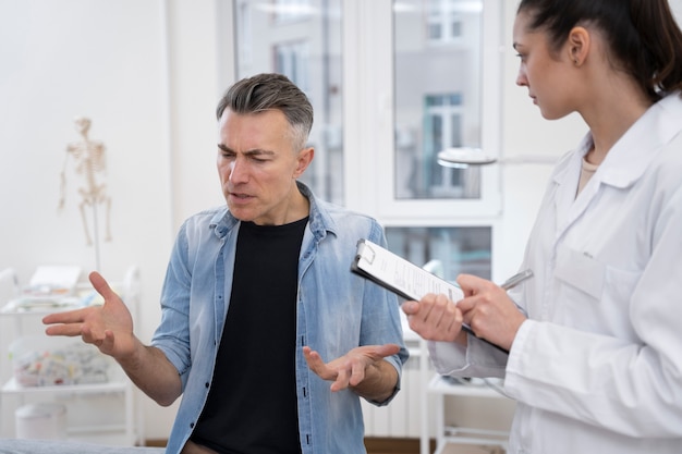 Doctor realizando chequeo médico de rutina