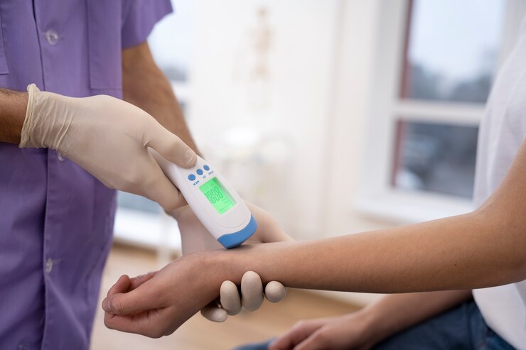 Foto gratuito doctor realizando chequeo médico de rutina