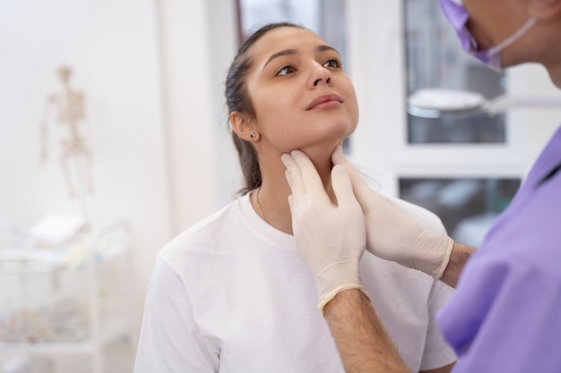 Foto gratuita doctor realizando chequeo médico de rutina