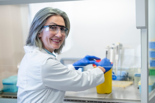 Doctor realizando investigaciones médicas en laboratorio