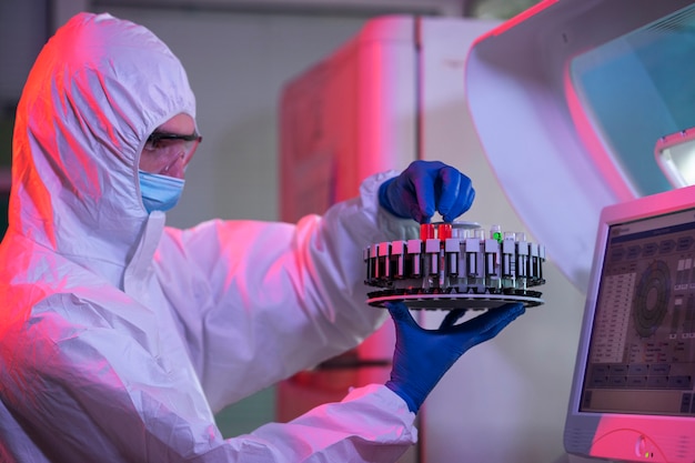 Doctor realizando investigaciones médicas en laboratorio