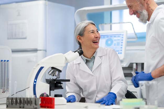 Doctor realizando investigaciones médicas en laboratorio