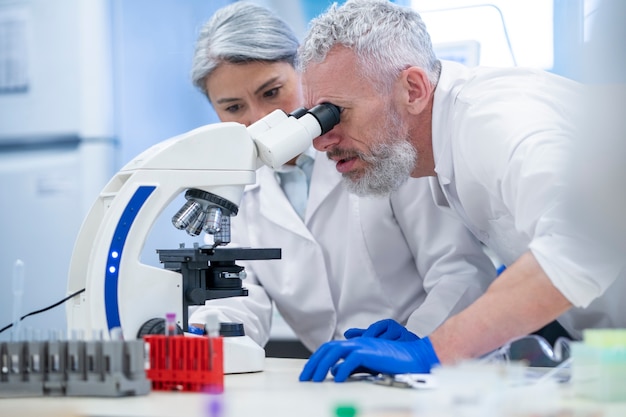 Doctor realizando investigaciones médicas en laboratorio