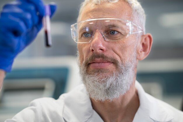 Doctor realizando investigaciones médicas en laboratorio