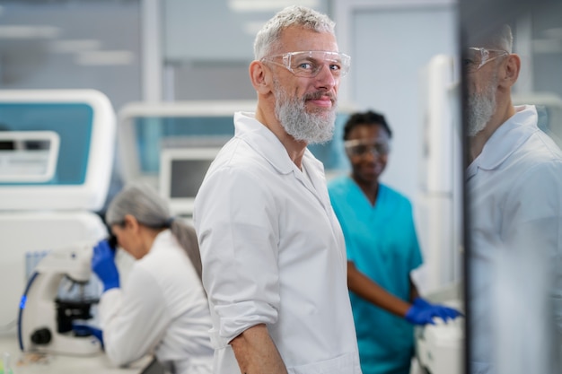 Doctor realizando investigaciones médicas en laboratorio