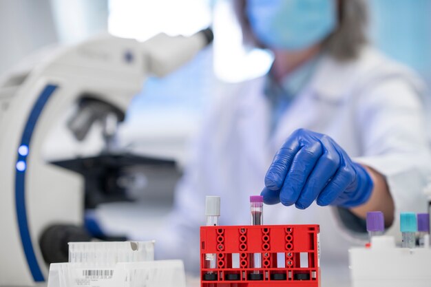 Doctor realizando investigaciones médicas en laboratorio