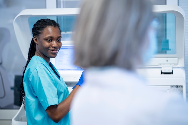 Doctor realizando investigaciones médicas en laboratorio