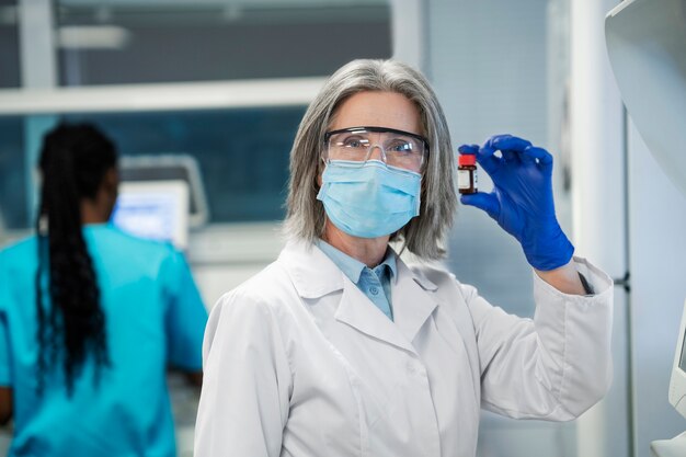 Doctor realizando investigaciones médicas en laboratorio