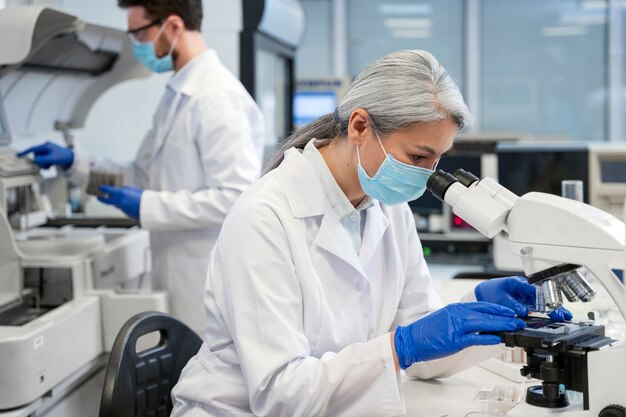 Doctor realizando investigaciones médicas en laboratorio