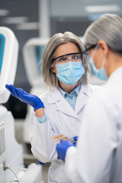 Doctor realizando investigaciones médicas en laboratorio