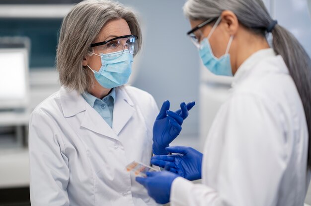 Doctor realizando investigaciones médicas en laboratorio