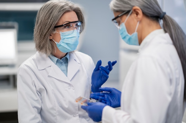 Doctor realizando investigaciones médicas en laboratorio