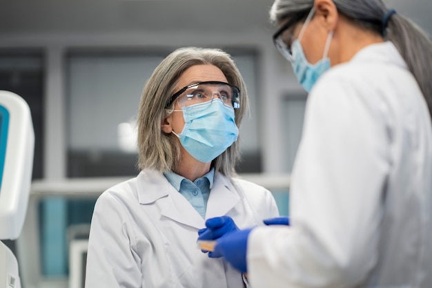 Doctor realizando investigaciones médicas en laboratorio