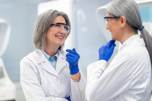 Doctor realizando investigaciones médicas en laboratorio