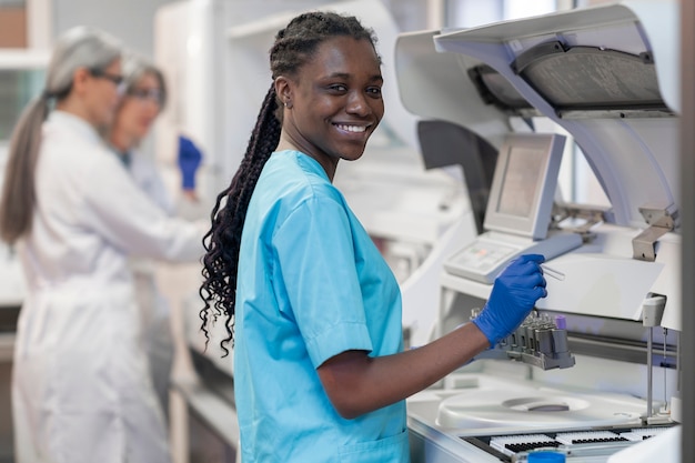 Doctor realizando investigaciones médicas en laboratorio